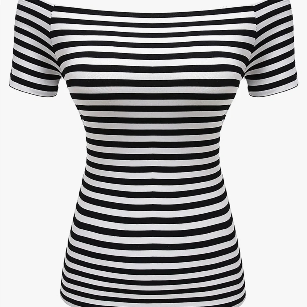 ⭐️ 3/$18⭐️ Black and White Fitted Short Sleeve Top - Picture 2 of 6